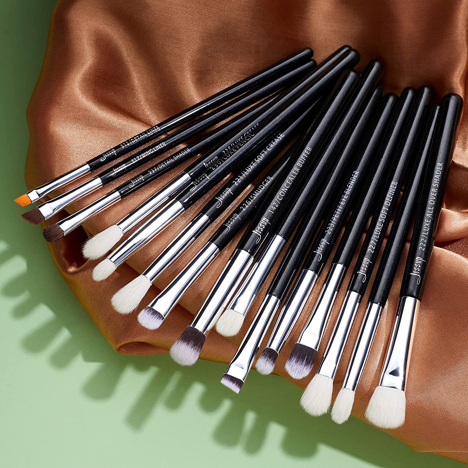 Eye Brushes 15Pcs Professional Makeup Brushes Make up Brush Set Cosmetics Tools Eye Liner Shader Wood Handle Natural-Synthetic Hair Black/Silver T177